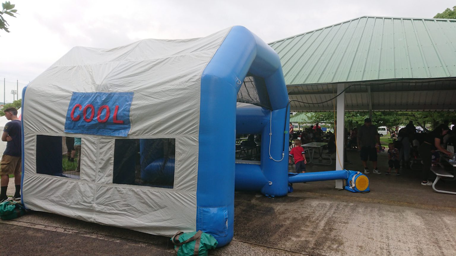お盆イベントでの冷却ミストテント設置事例（設置全景）