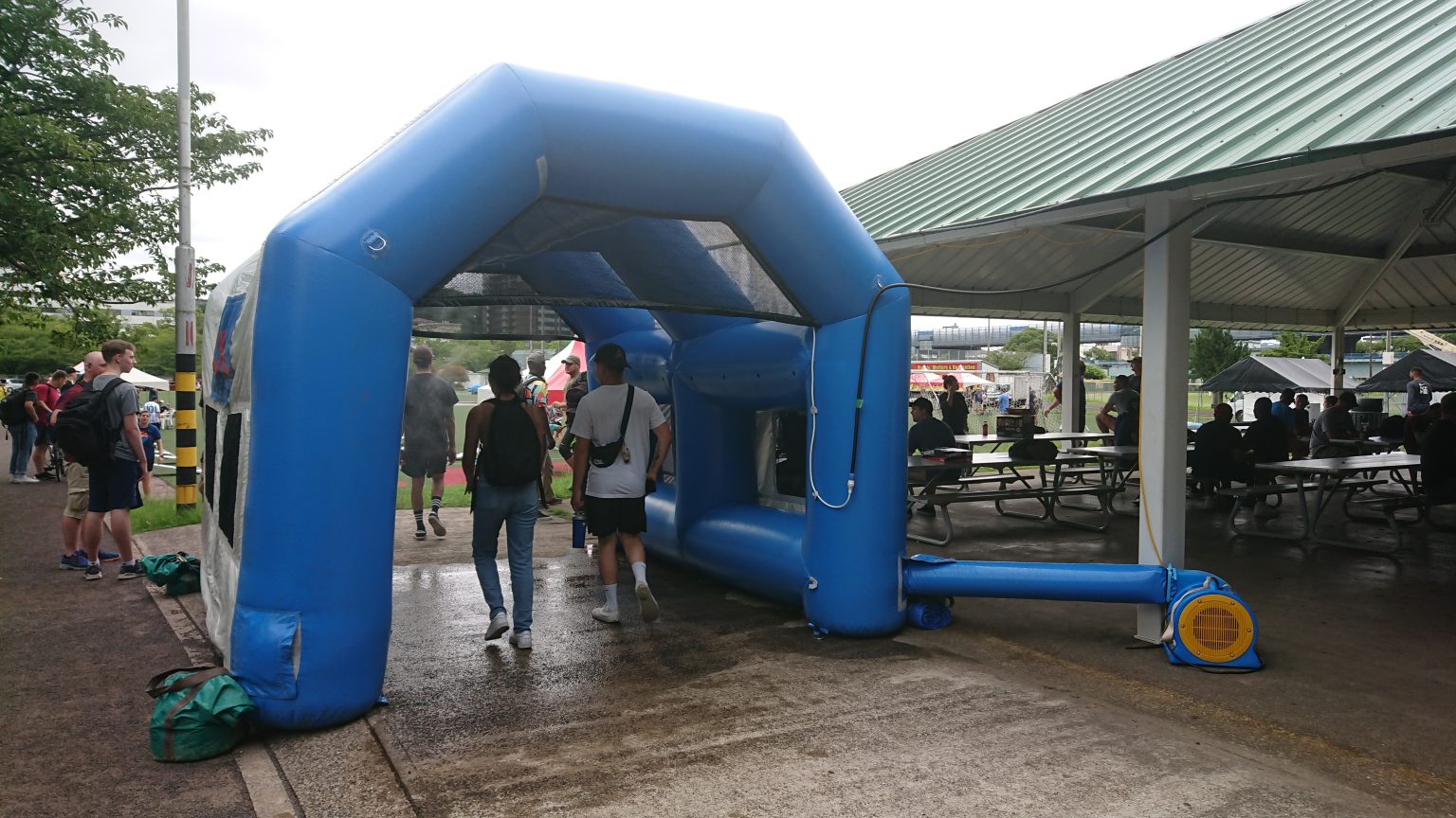 テント内部からの様子：ミストが噴霧され涼しい空間が形成されている