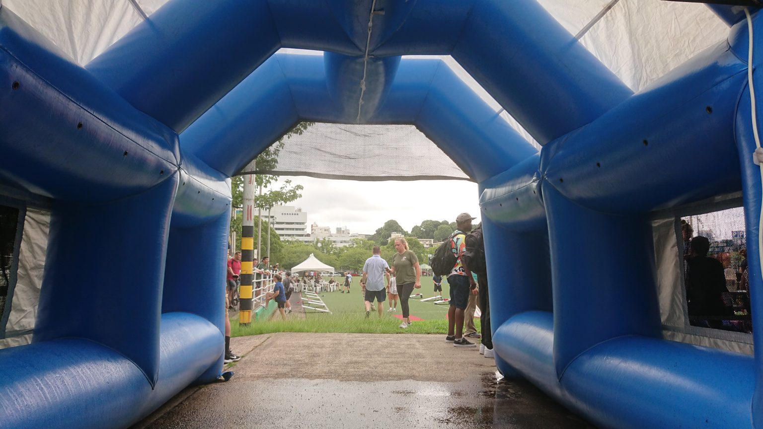 テント内部からの様子：ミストが噴霧され涼しい空間が形成されている